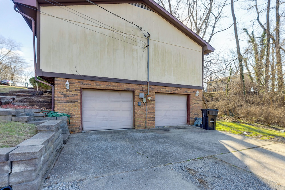 12 Mi to Dtwn St Louis: Family Home w/ Fireplaces!