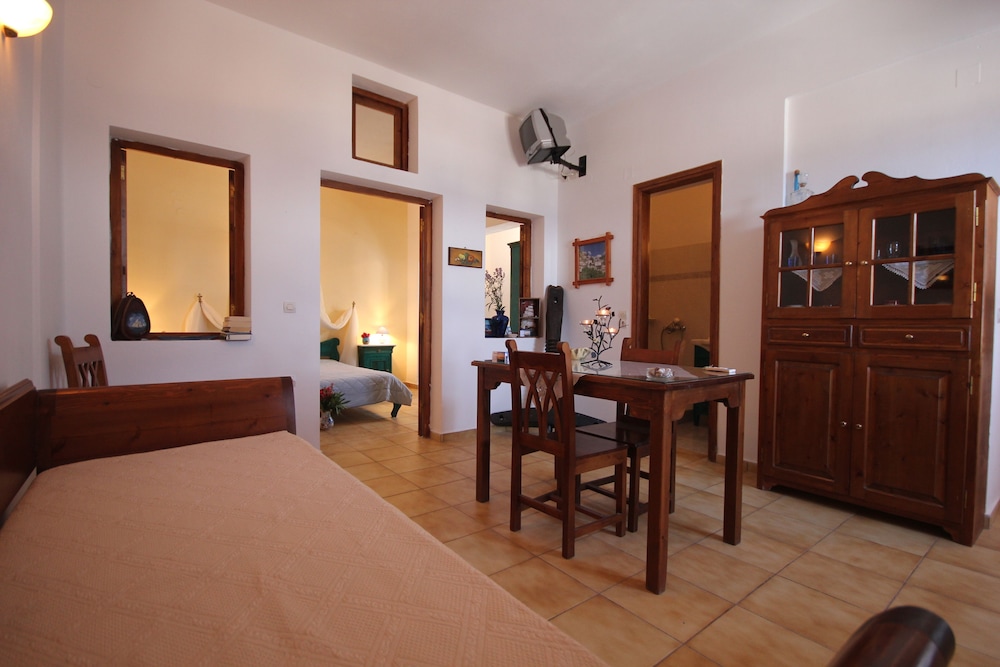 Vrachia Studios & Apartments
