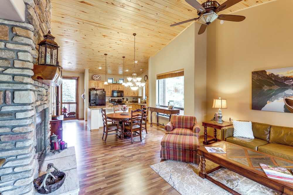 4 Mi to Fool Hollow Lake: Retreat w/ 2 Decks!