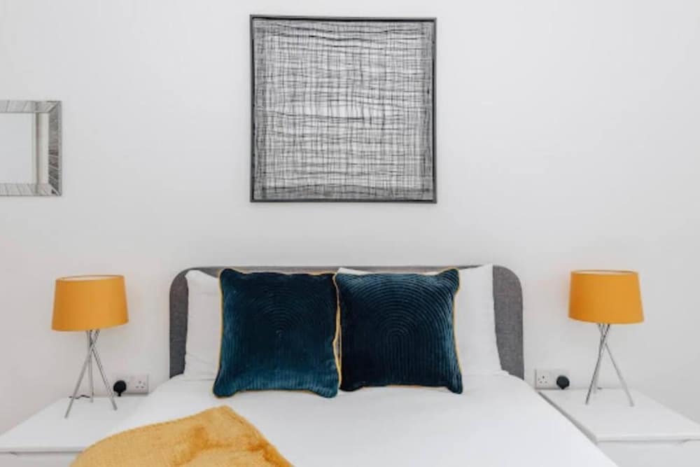Stunning 2-bedroom Apartment in Birmingham City view 3