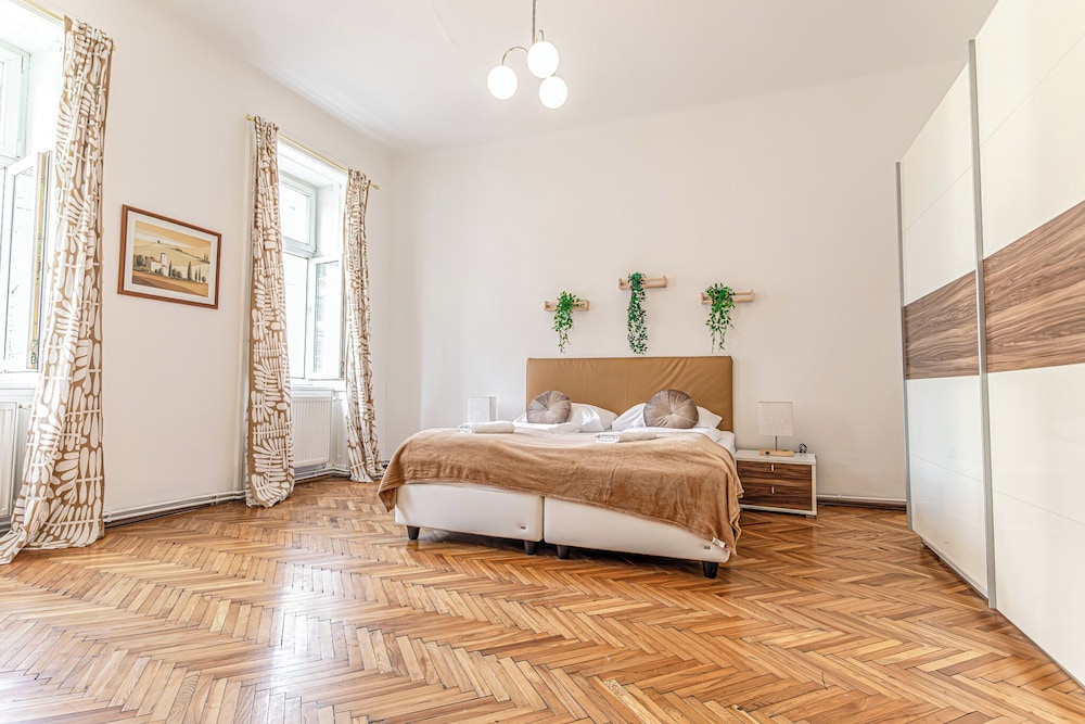 Cozy 2BR Apt Prime Central Spot
