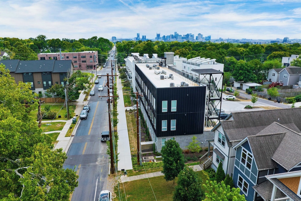 Colorful 4BR w/ Artful Design, Dining & Easy Access to Broadway The Bloom House by Avantstay