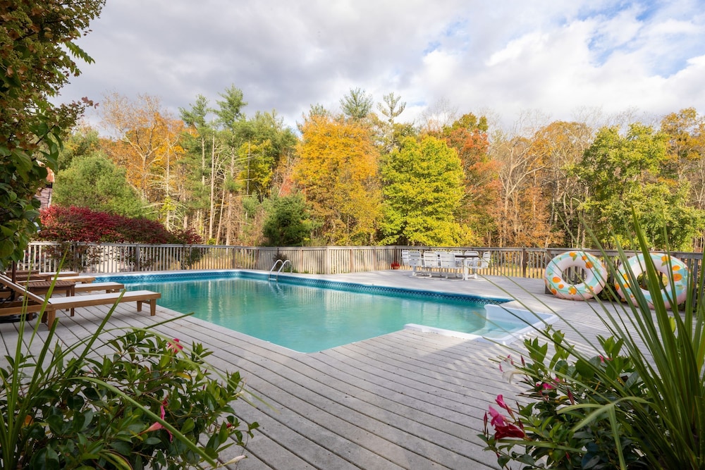 Cortland by Avantstay Charming Heritage Estate w Private Lake Pool