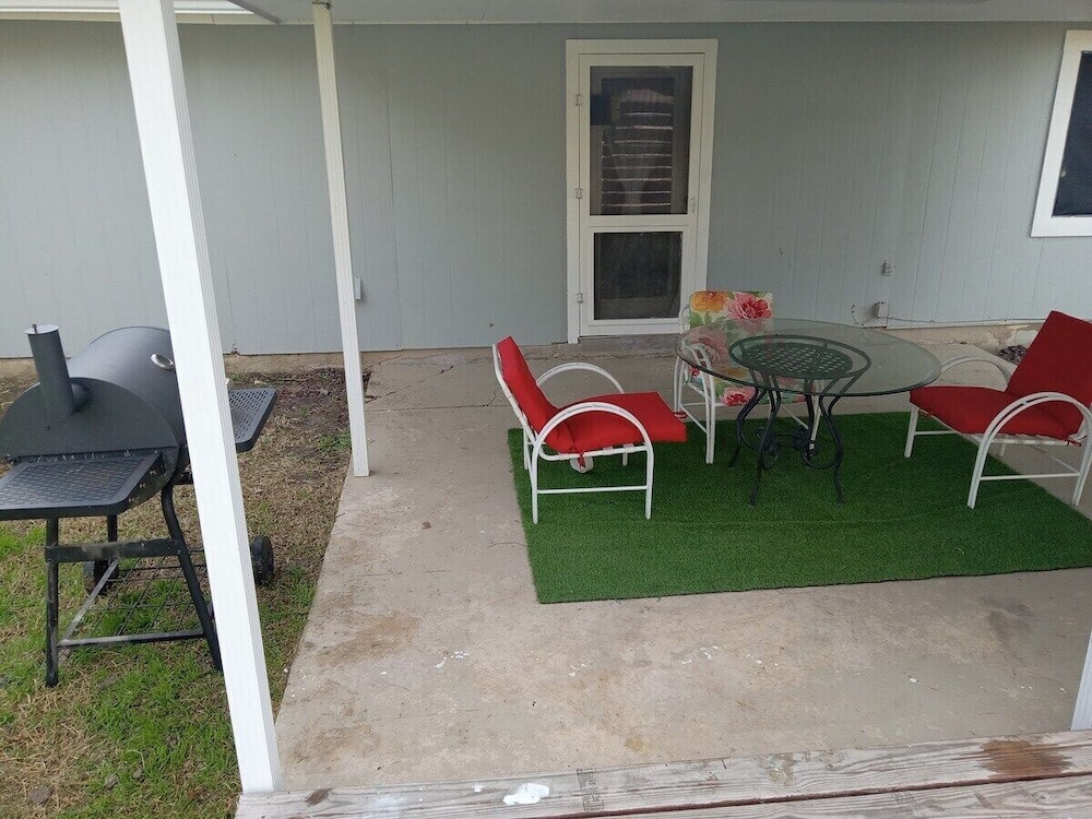Modern Comfort Near Military Bases & Shopping Walk to Parks & Lakes!