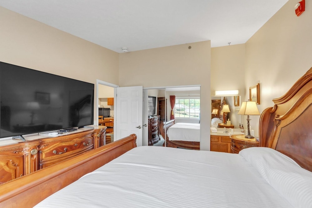 3rd Floor Front Side Corner Penthouse Suite - 304 by Grand Wood Suites