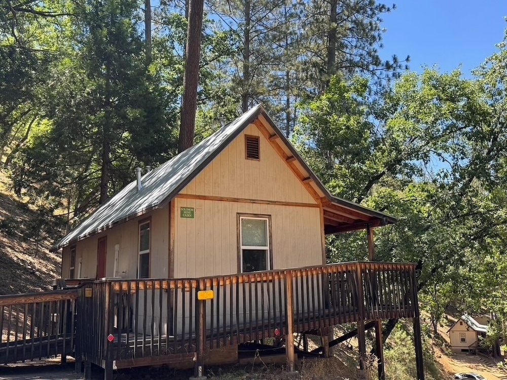 Yosemite Bug Rustic Mountain Resort