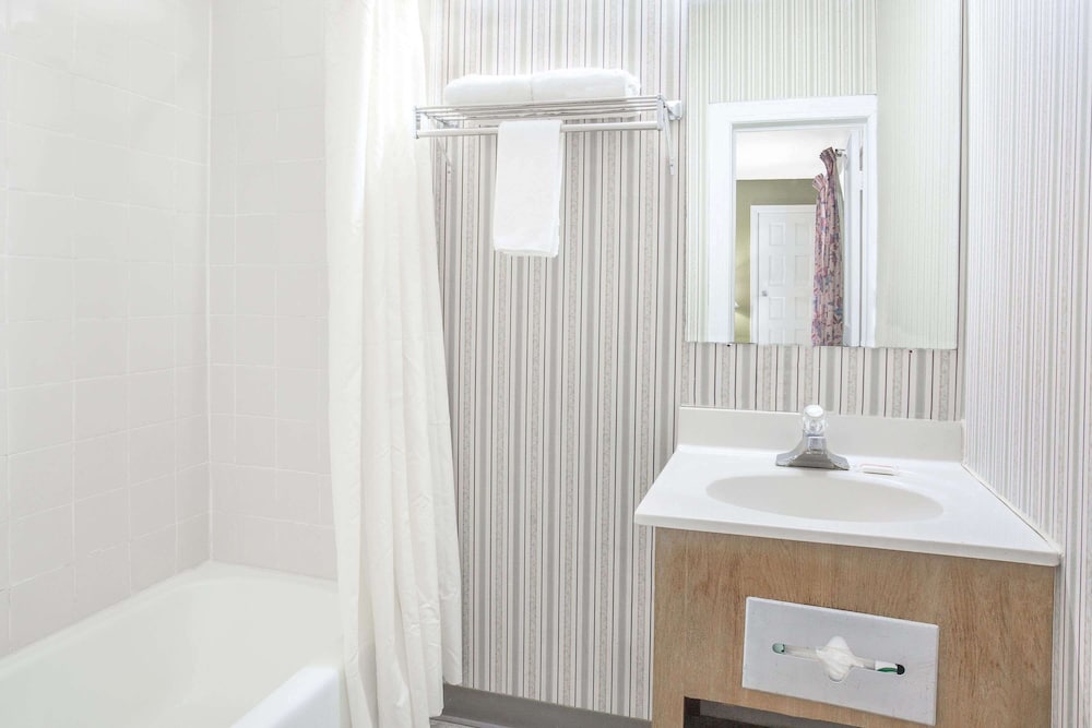 Emporia Vacations - Knights Inn Emporia - Property Image 3