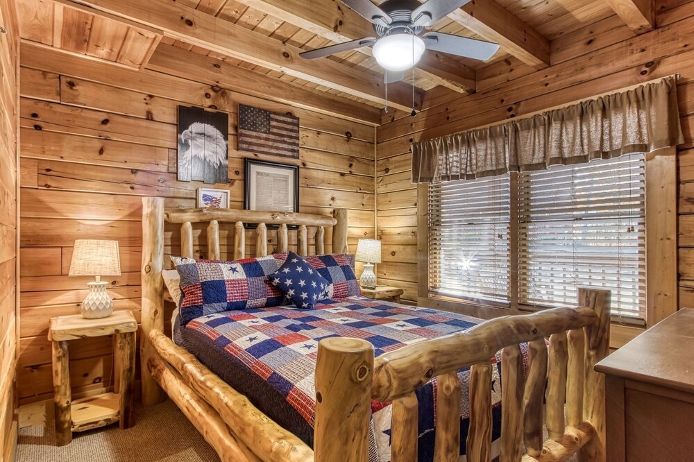 Er101 - Heavenly Hideaway Great Location - Close To Town! 6 Bedroom Cabin by RedAwning view 2