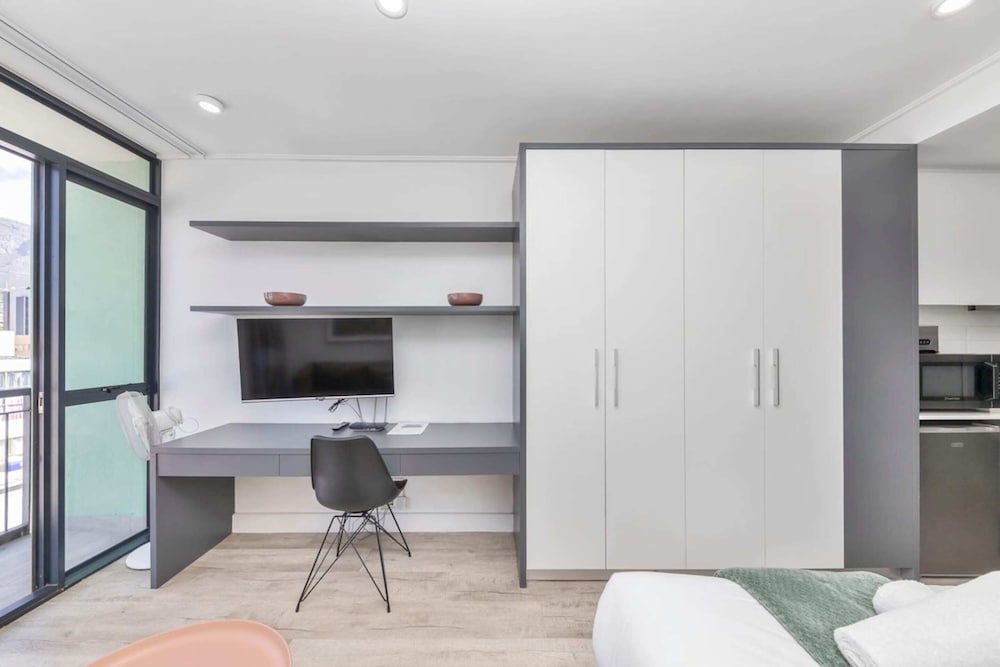 Stunning Studio Apartment With Balcony, Woodstock!