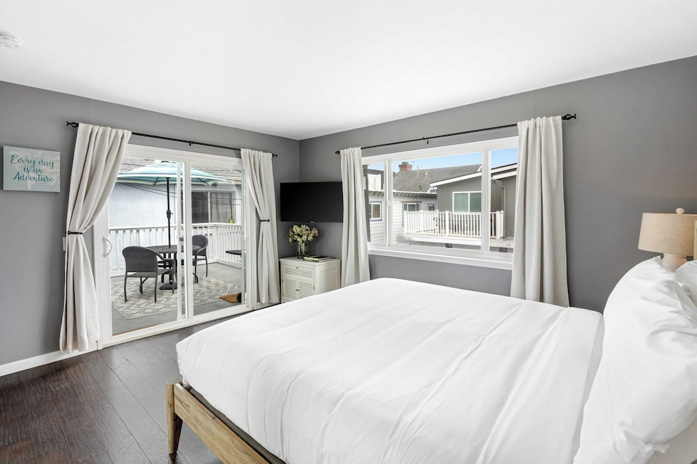 Topside Newport Rooftop Balcony + Ocean Views + Walk to Pier, Marina Village