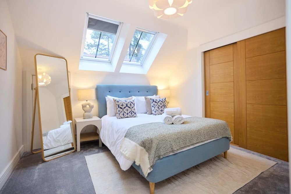 The Ascot Escape - Stylish 4bdr With Courtyard