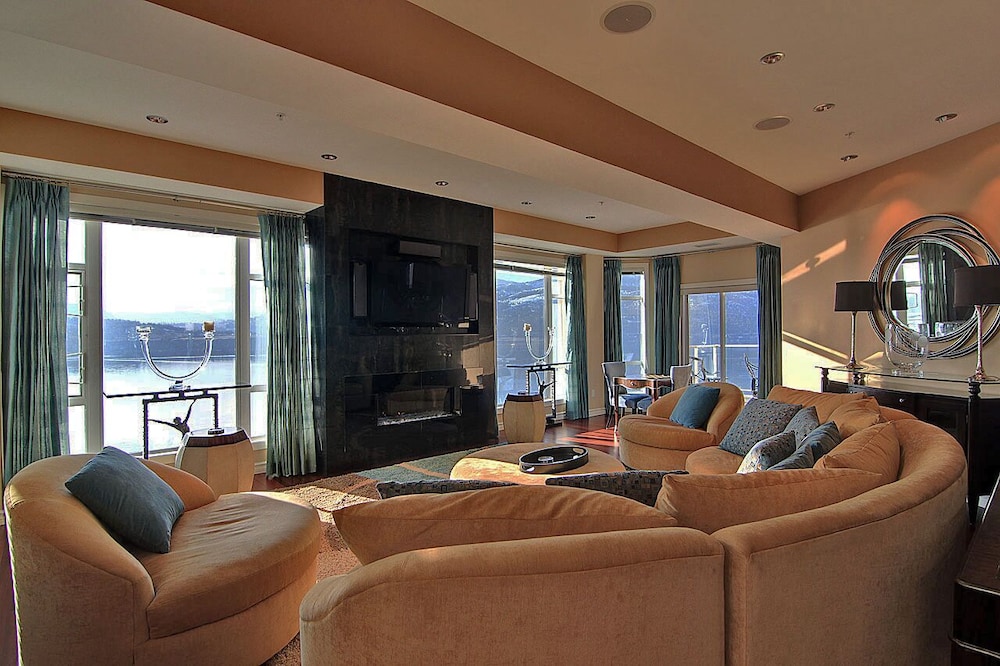 Sunset Waterfront Resort by DKRA