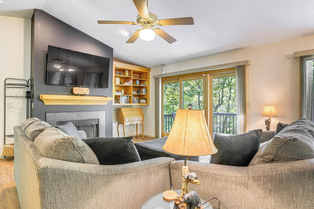 4 Mi to Massanutten Resort: Family Home w/ Views!