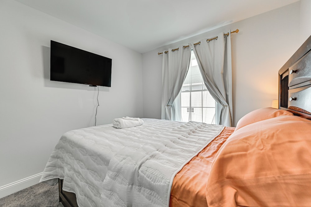 1 Mi to MGM Springfield: Cozy Winter Duplex!