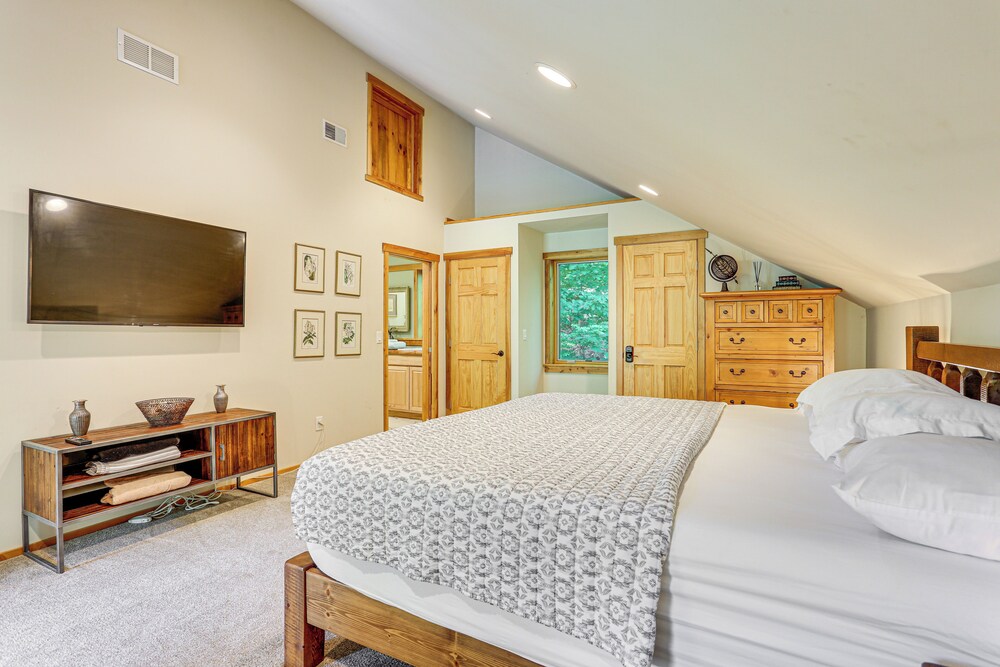 Secluded Cabin w/ Boats < 6 Mi to Jenny Jump! view 3