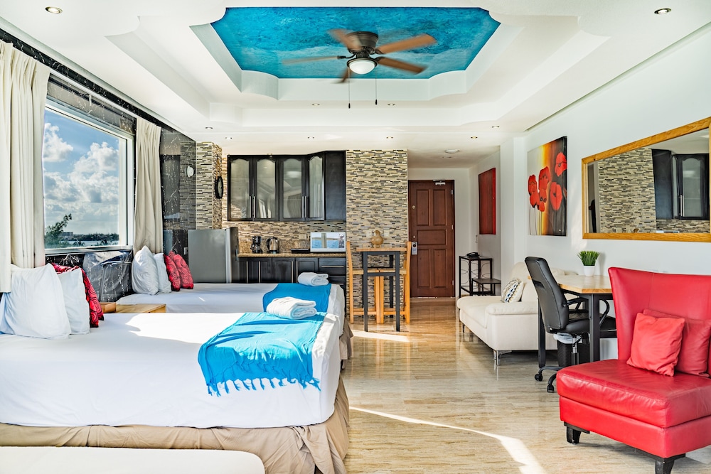 Paradise Beachfront & Nightlife Heart