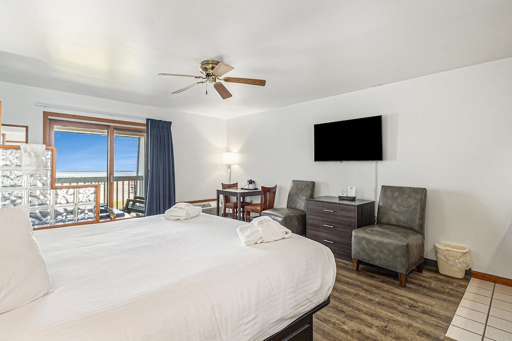 Snyder's Shoreline Inn