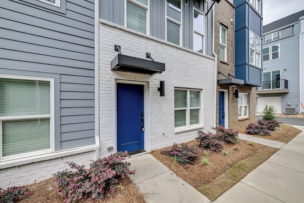 2 Mi to Uptown Charlotte: Family Townhome!