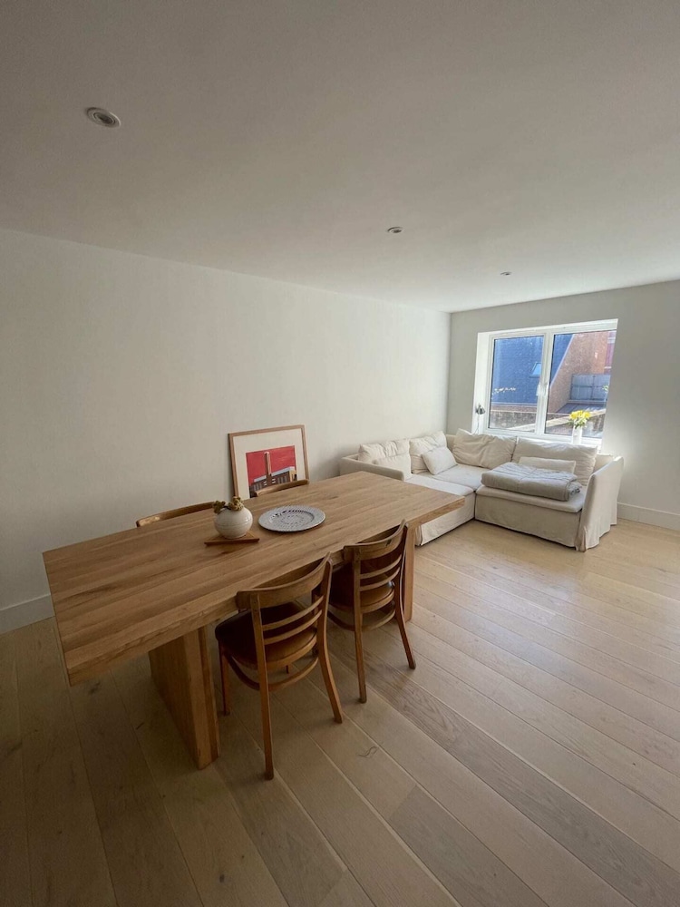 Beautiful 2BD Flat With Private Courtyard- Borough