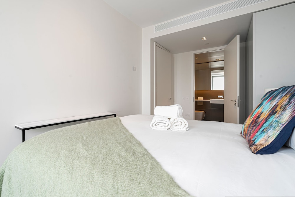 Sensational Two-bedroom Apartment by the River