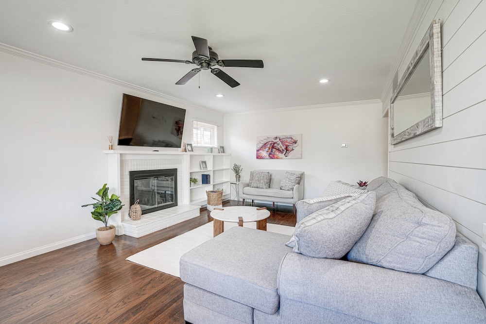Private Zen Garden + Fireplace: Chic Hayward Oasis