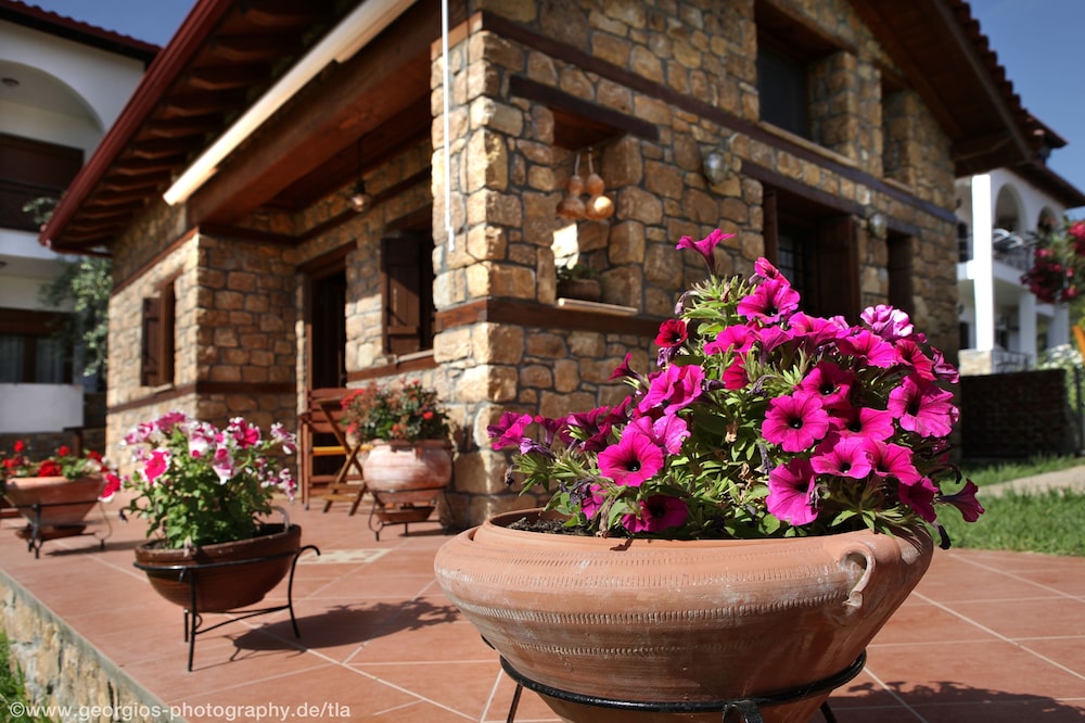 Kamares House Apartments & Studios