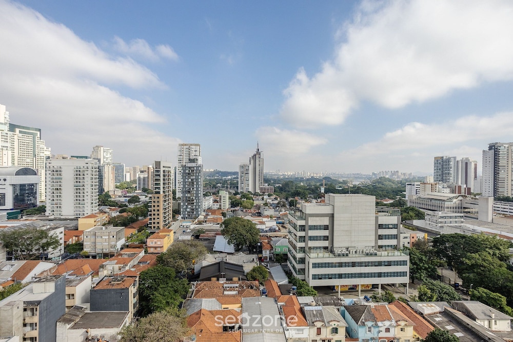 Complete Stay With Pool and gym Steps From the Metro in Pinheiros - SP - LOF