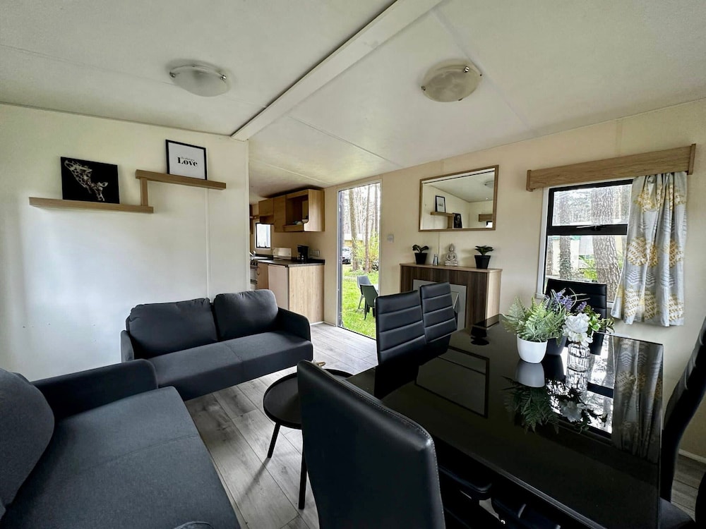 Residence With a Spacious Garden Located in a Child-friendly Park