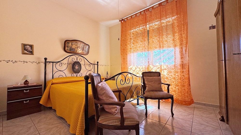 Villa Ulivo Sleeps 7 Garden Close to the sea