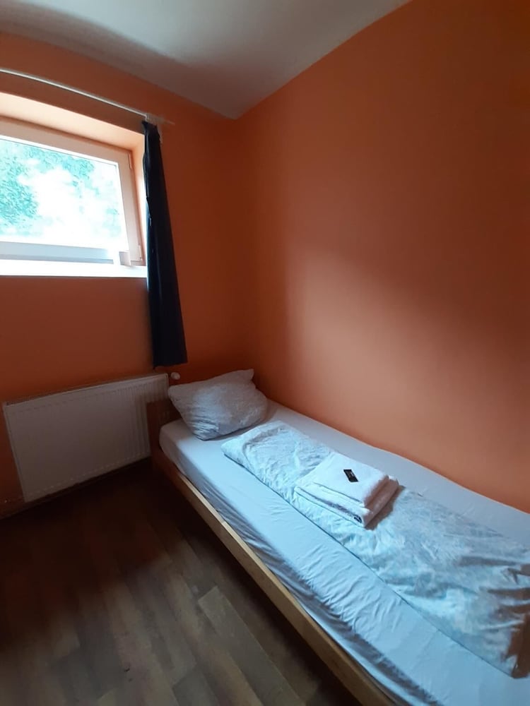 2-Rent Group Hostel Rooms&Apartments TUB19A