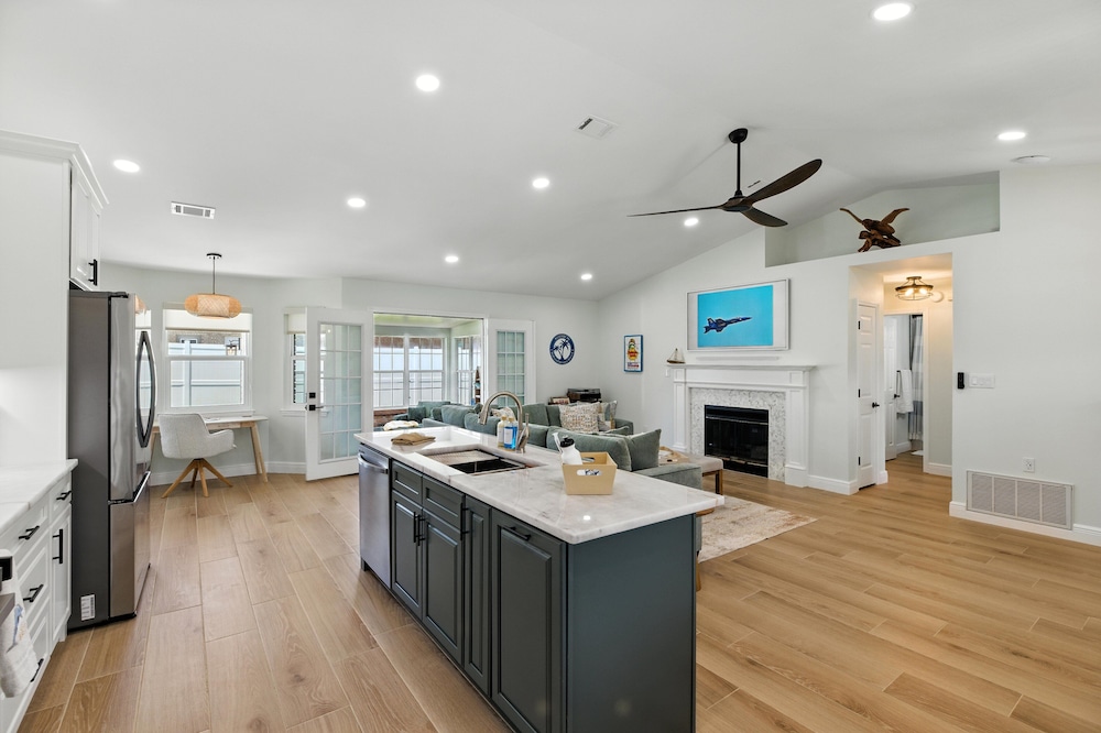 Sunny 3BR w/Hot Tub & Game Room Home