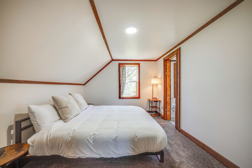 3 Mi to Lake Michigan: Charming Kewaunee Hideaway
