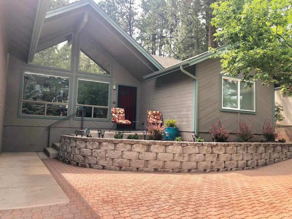 Home In The Pines Near Downtown w Hottub
