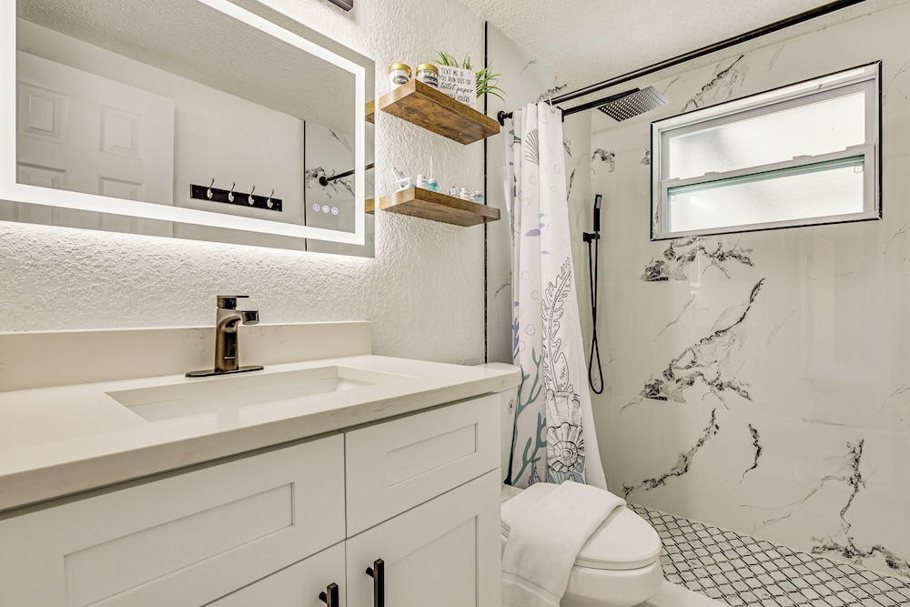Canal-front Holiday Home Near Beach: Swim & Paddle