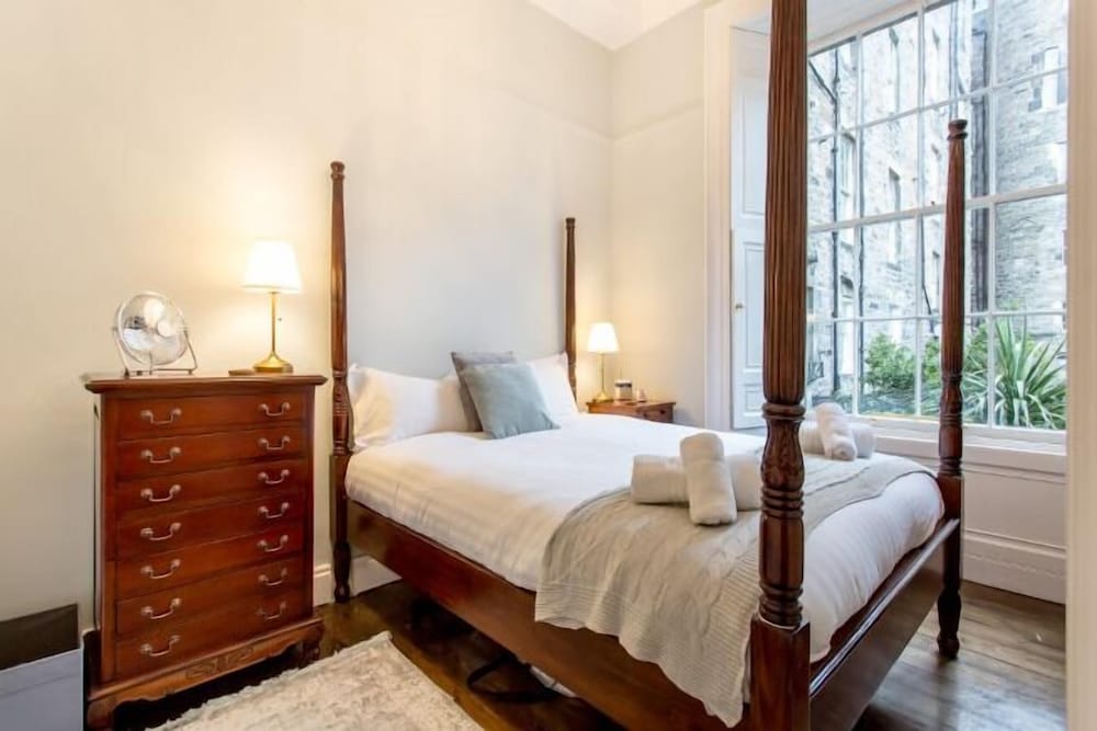 JOIVY Converted Flat in Historic Building in Desirable New Town view 2