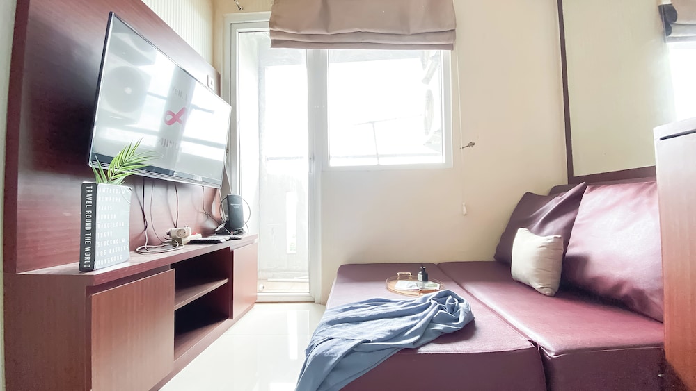 Strategic And Homey 2Br Green Pramuka Apartment
