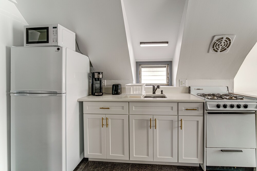 Steps to Beach: Couple's Retreat in Ocean City!