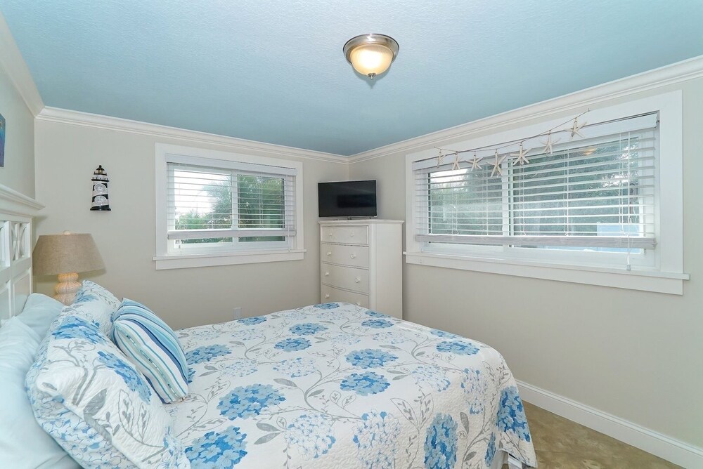 Ebb Tide 3 Bedroom Home by RedAwning