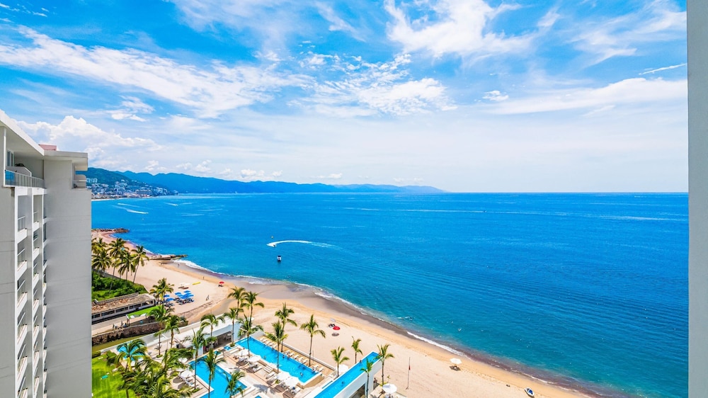 Stylish Beachfront 2BR - Balcony & Pools