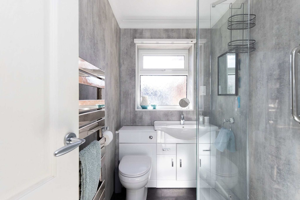 Seaside Retreat - Five Minutes to Beach Village