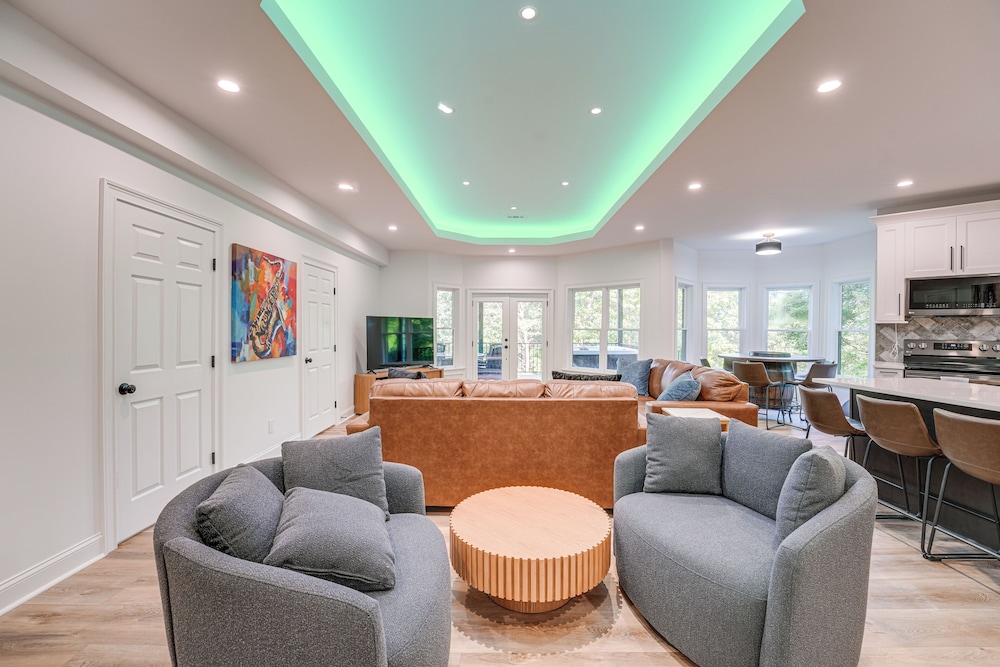 Hot Tub, Decks & 2 Kitchens: Mtn-view Jasper Gem!