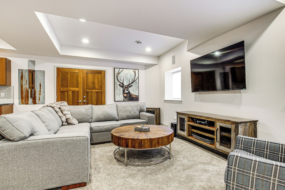 2 Mi to Sand Valley: Family Getaway w/ Deck!