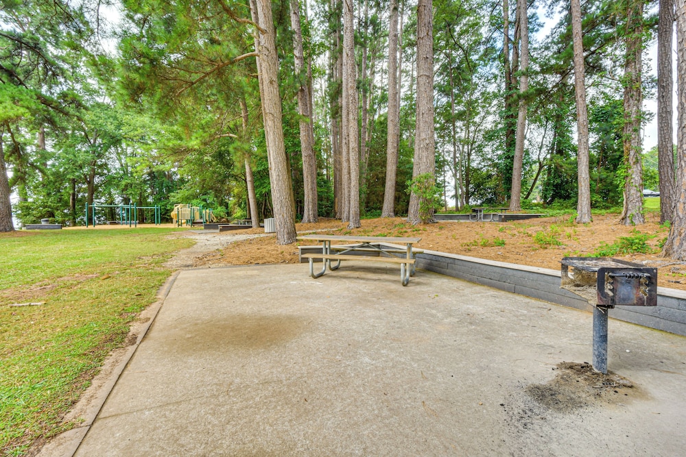 Walk to Beach: Lake Hartwell Cabin w/ Large Yard!