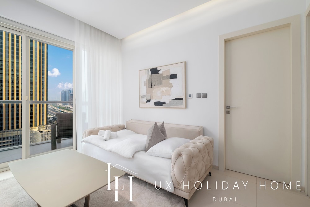 LUX  The West Avenue Dubai Marina Suite