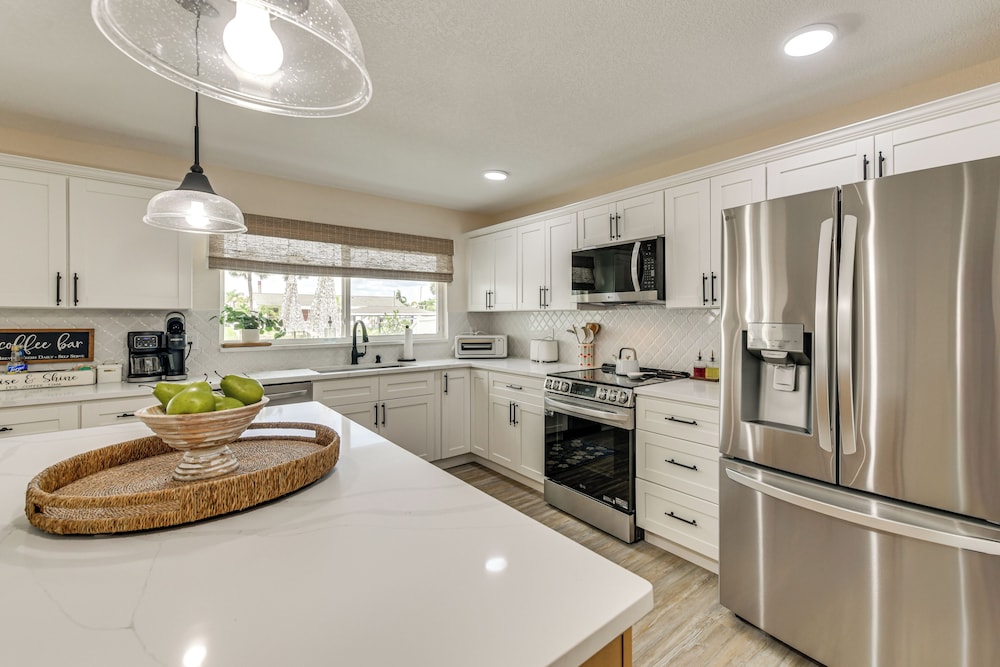 Private Pool w/ Canal Views: Apollo Beach Getaway