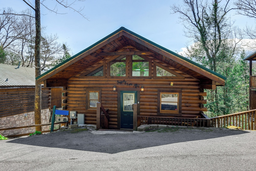 Smoky Mtn Escape w/ Hot Tub: 4 Mi to Gatlinburg!