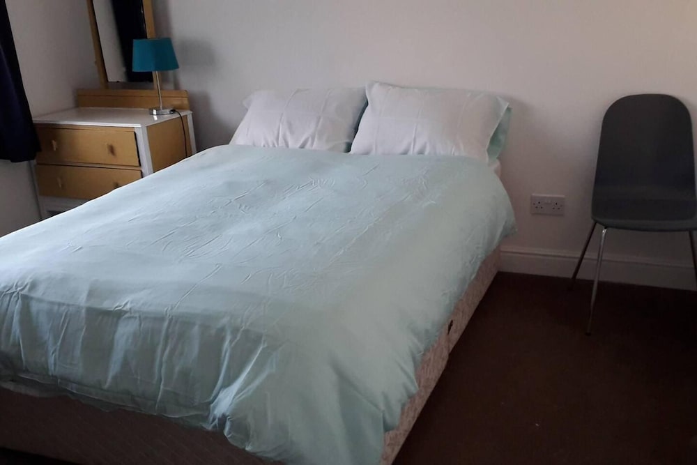 Homely 4-bed House in Manchester view 2