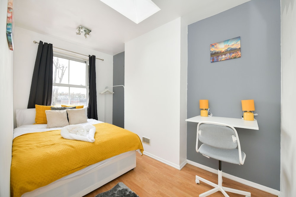 Impeccable 4-bed House With Garden in Brixton