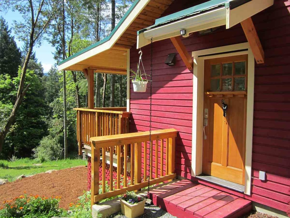 Cosy Woodpecker Cottage