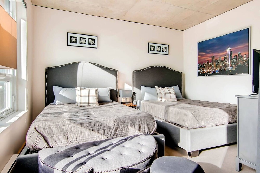 1 Location 2BR Across From Space Needle -vr1